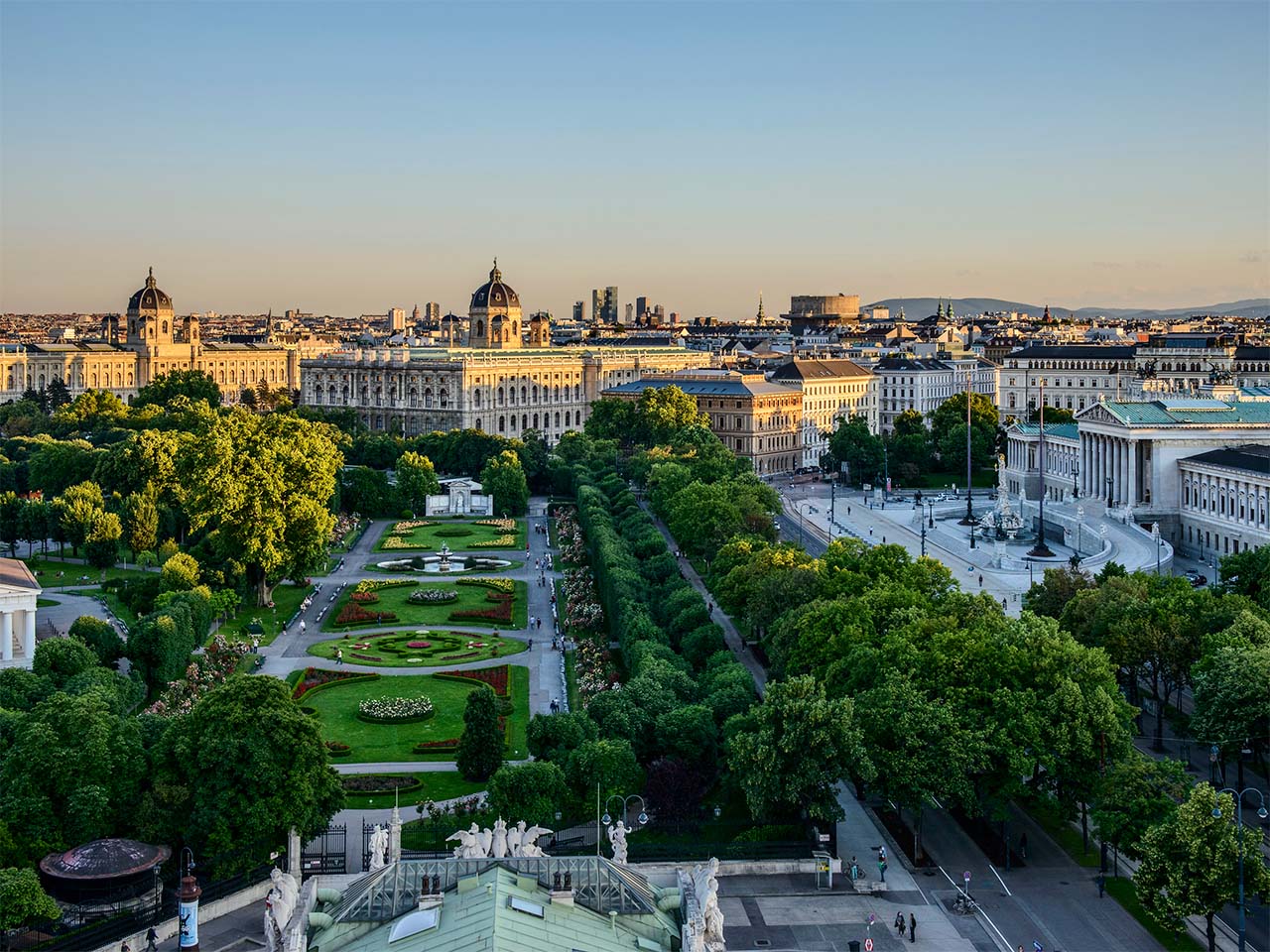 Blick auf den Volksgarten, Museen und Parlament© WienTourismusChristian Stemper