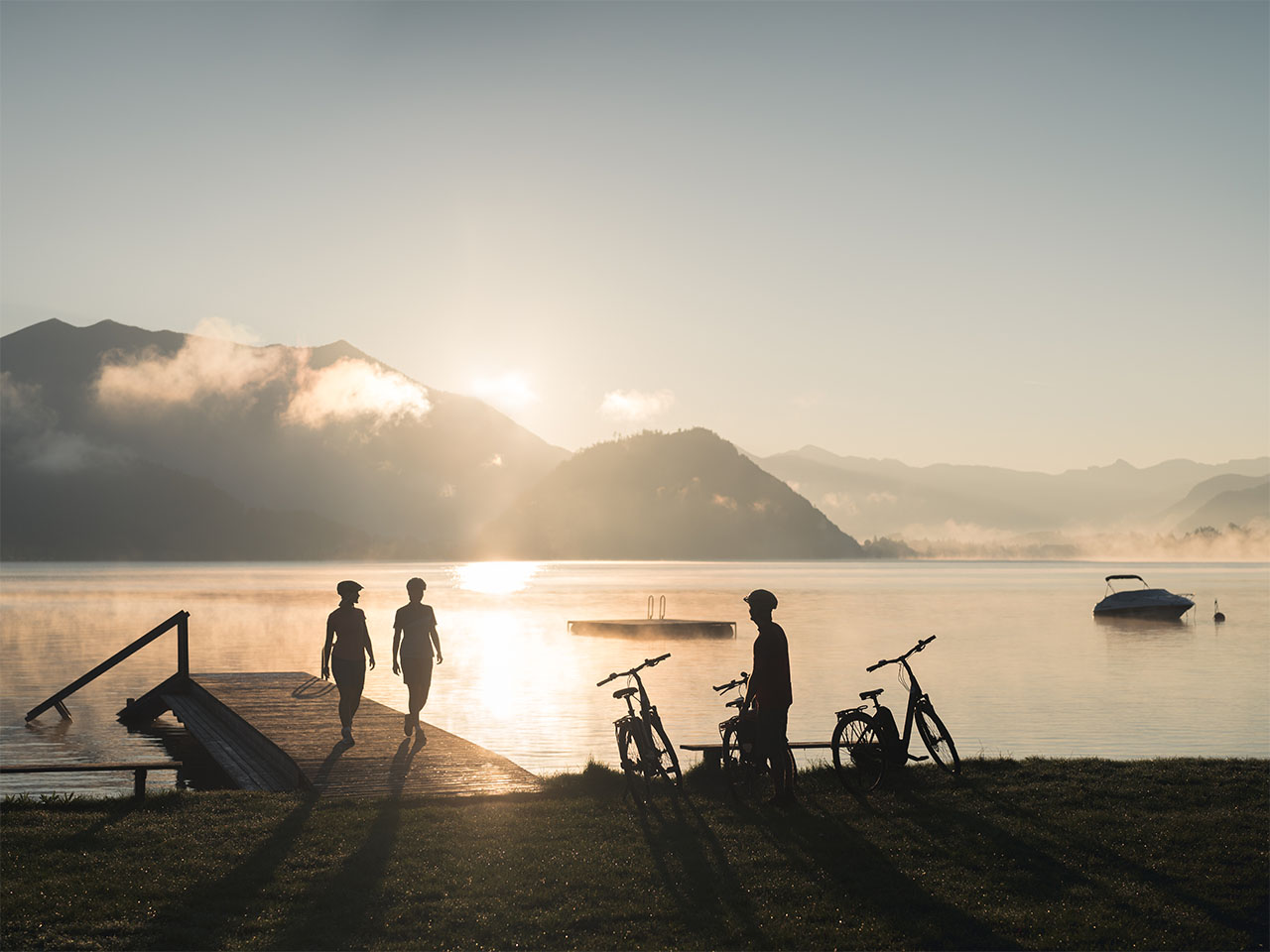 GschwendtStegSonnenuntergangRadler_OberoesterreichTourismusWolfgangseeMoritzAblinger