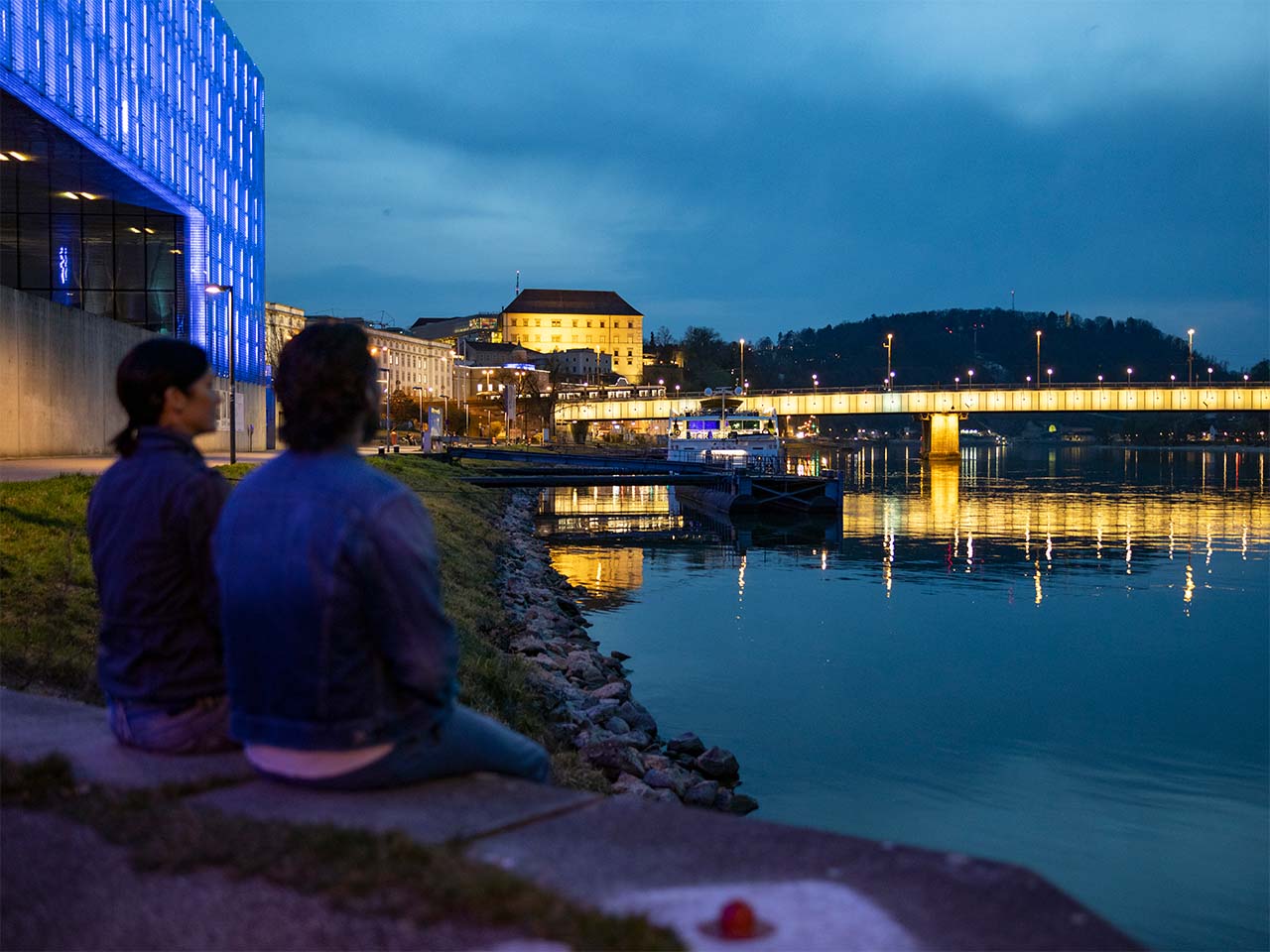 LinzDonauuferAbendstimmungSchlossBruecke_OberoesterreichTourismusLinzTourismusRobertJosipovic